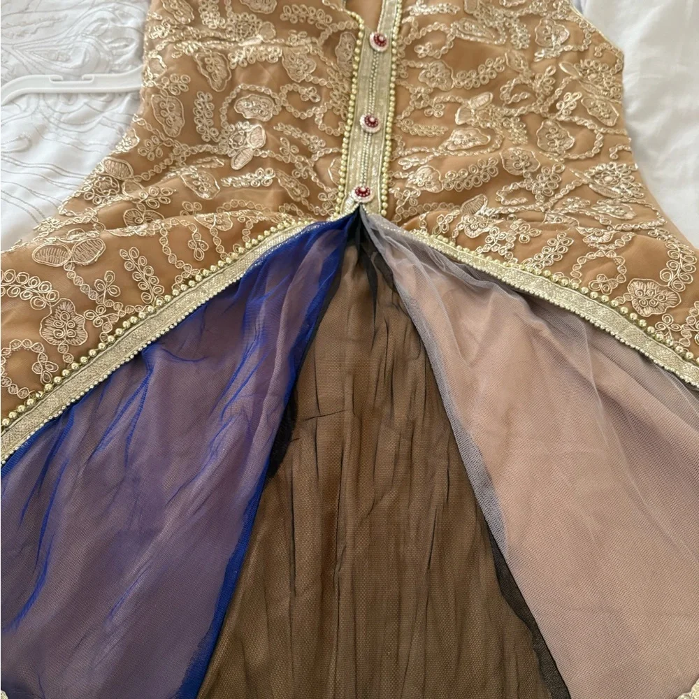 Elegant Embroidered Sleeveless Dress with Dupatta - Picture 10 of 12